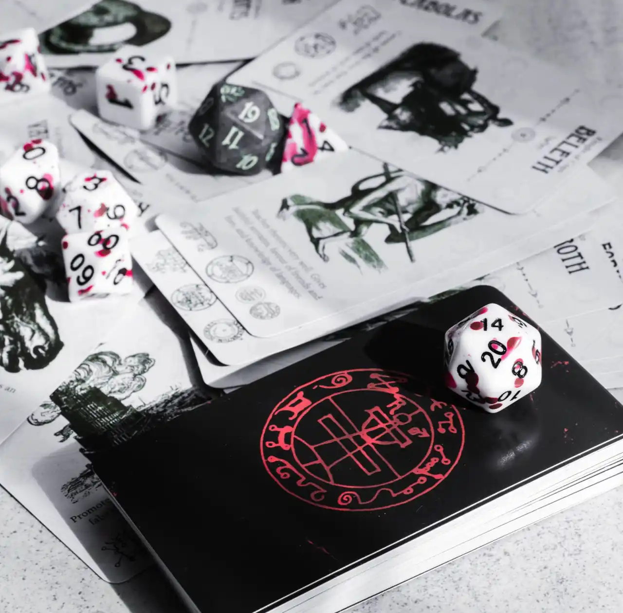 Würfel und Tabletop-Karten arrangiert auf einem Spieltisch