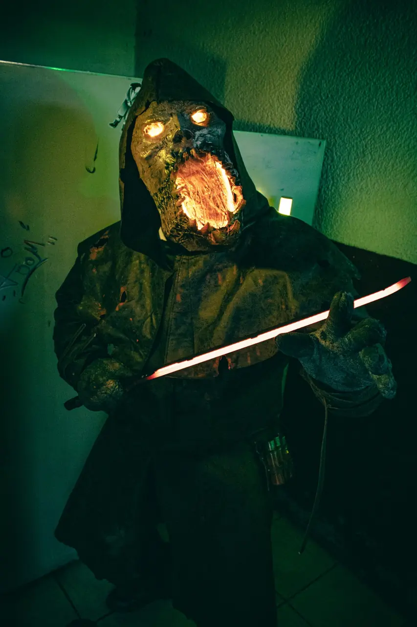 Nebelhexe mit arkaner Maske