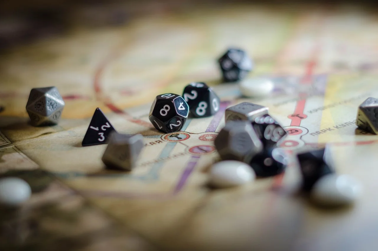 Würfel auf geheimnisvoller Spielfeldkarte der Nebelmark